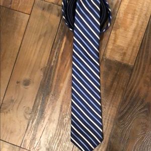 Roundtree & York slim tie